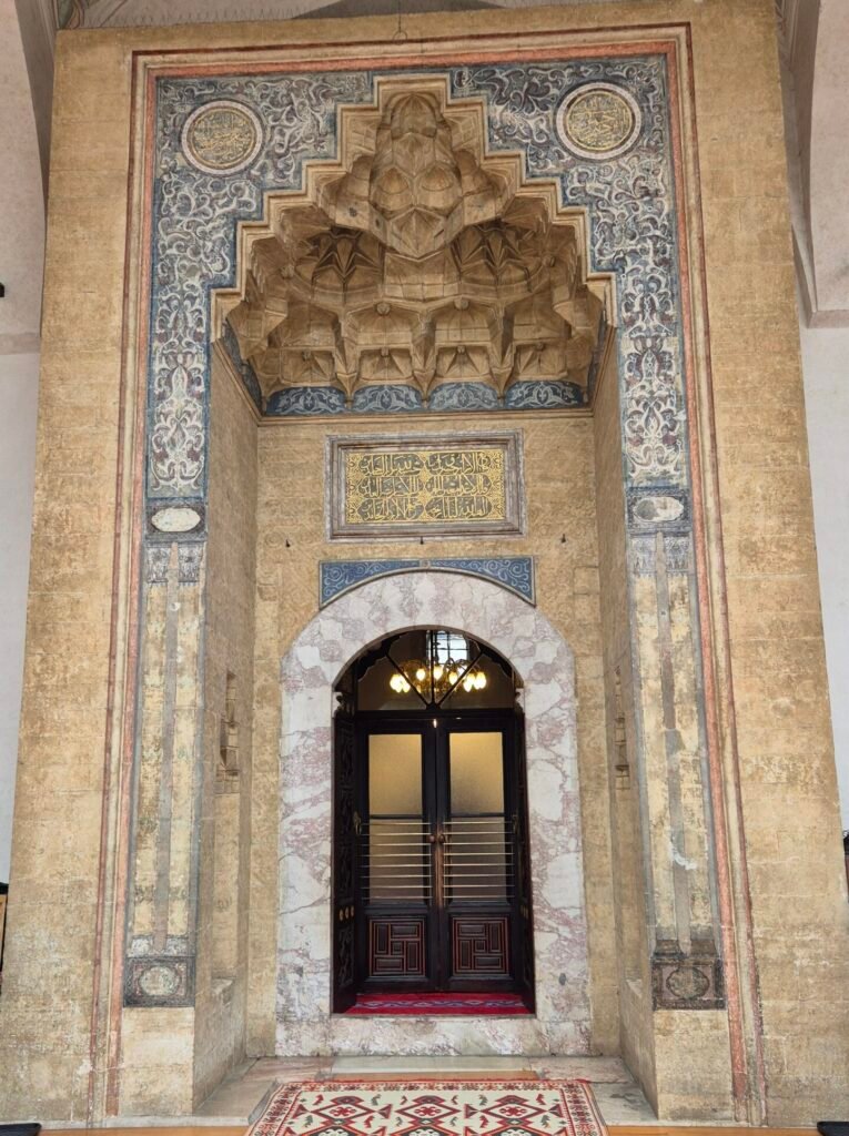 Gazi Hüsrev Bey Camii Girişi