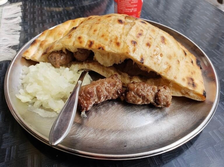 Çevapi: Saraybosna'da yenebilecek damak çatlatan lezzet.