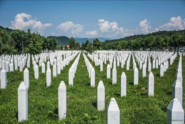 Srebrenitsa Şehitliği Srebrenitsa Şehitliği