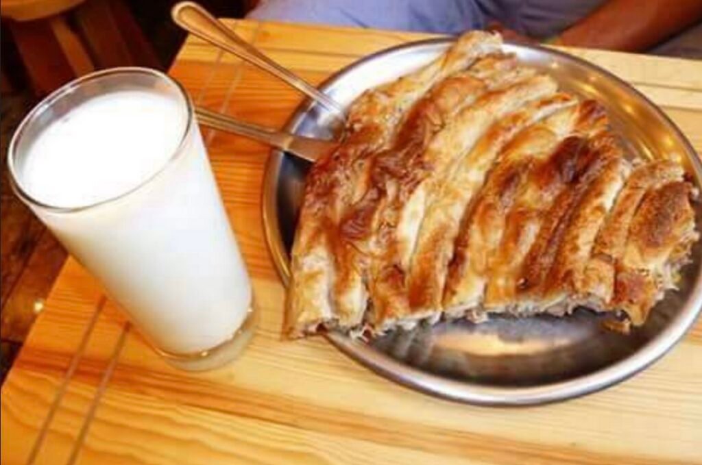 Boşnak Böreği Yanında Ayranıyla