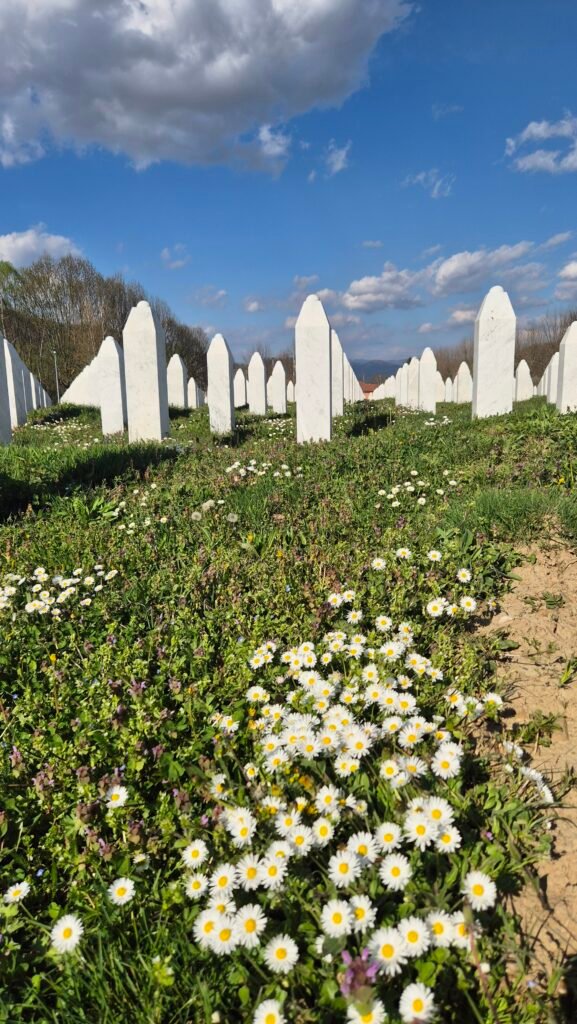 Srebrenica Potoçari Şehitliği ve Müzesi